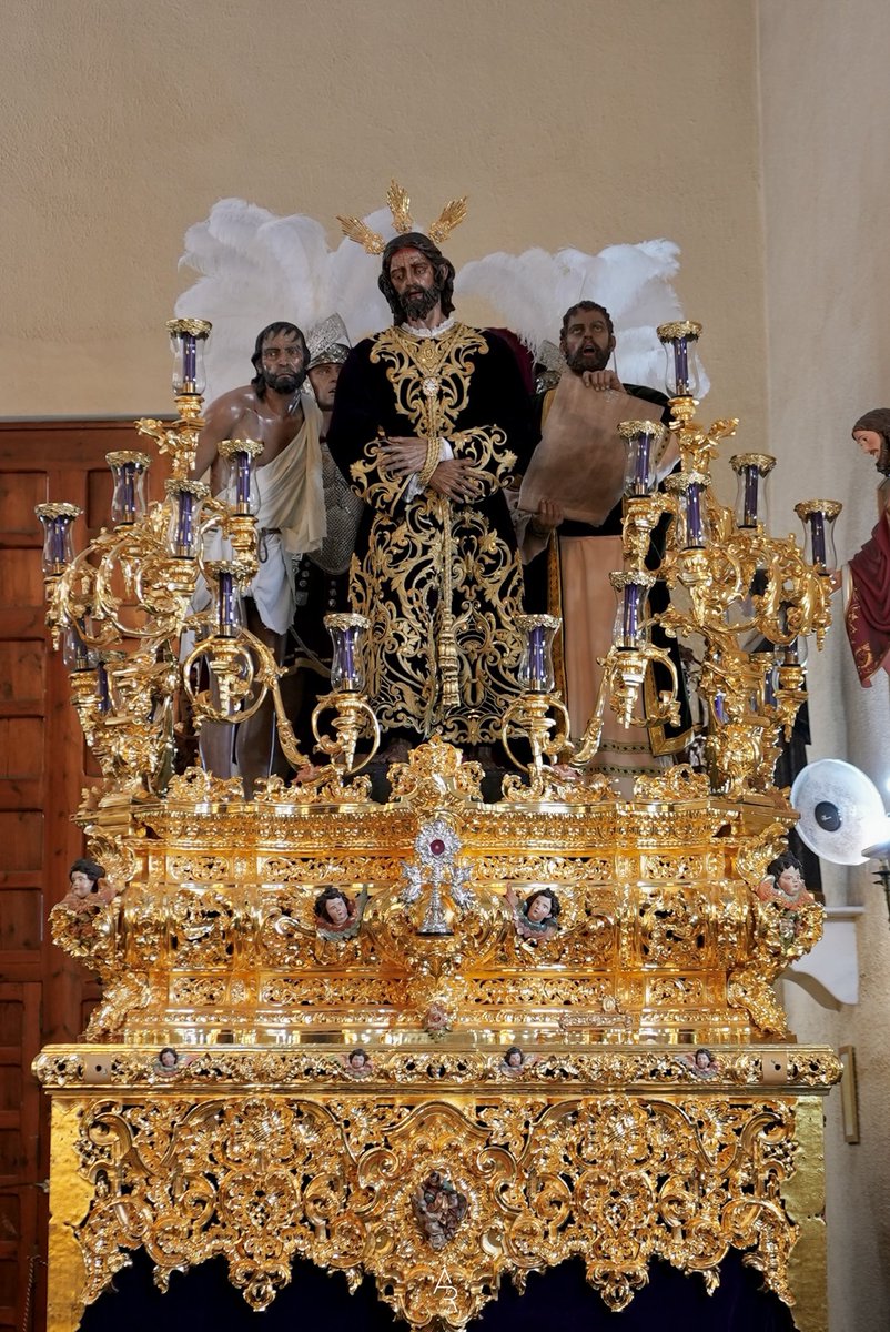 MacarenaAlmeria's tweet photo. El Señor de la Sentencia, ataviado con la túnica de la Esperanza, ya se encuentra sobre su paso de misterio a la espera de un nuevo #MiercolesSanto https://t.co/lvUApBClm2