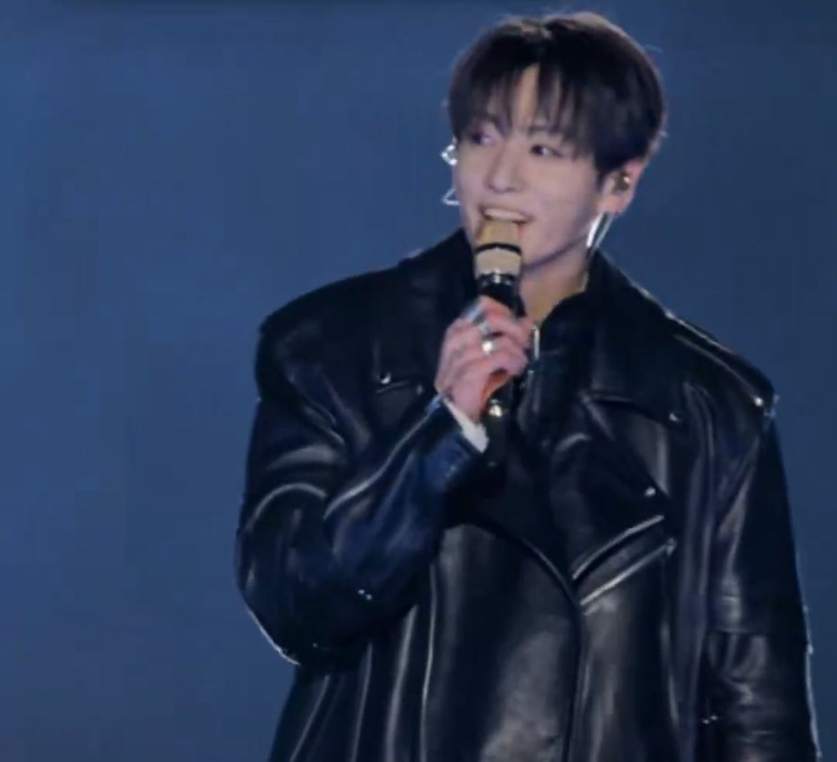 Jungkook: This makes me to happy it feels so so good . Don’t catch a cold, okay. It has been such a long time, I don’t think I’ll ever forget tonight. I definitely feel pressure about the comeback but being here in front of all of you feels great.
