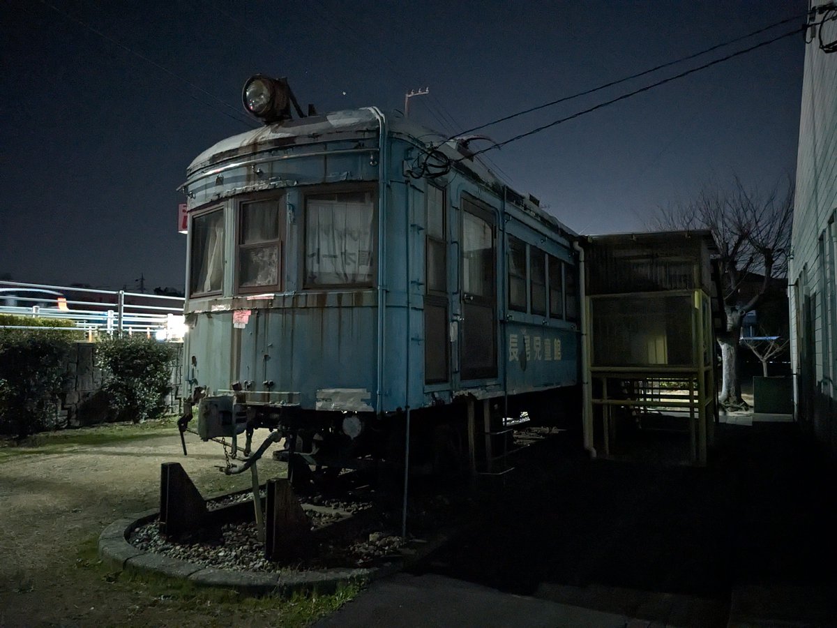 武豊線から接続してた日本油脂専用線は従業員輸送の電車を保有しており、元西武のモ101は長尾児童館に保存されています。
日本油脂鉄道の他の車両は別の児童館に保存されていましたが解体され、現存する油脂線の電車はここだけとなってしまいました。
これからも末永く保存されていくことを願います。