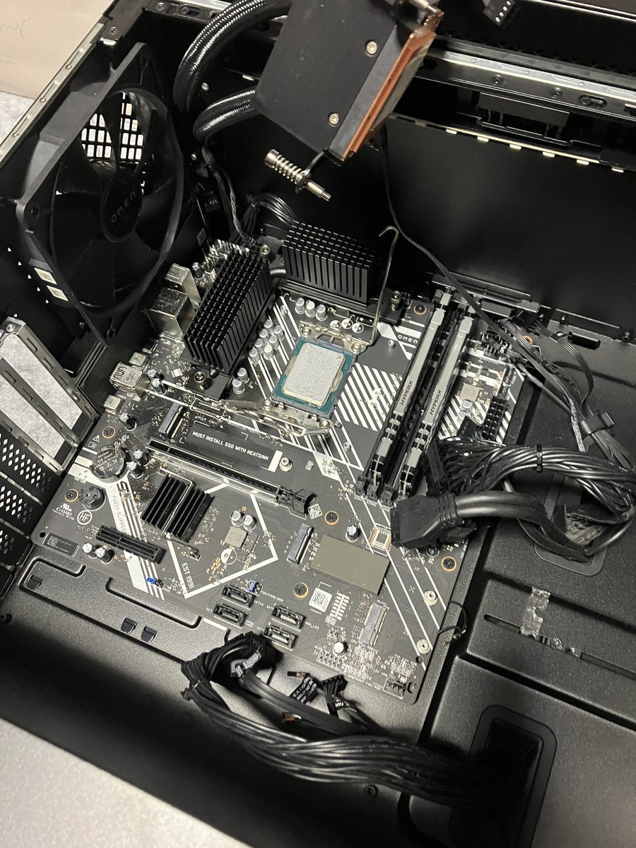 長らくお待たせした組み替え代行
本日のメニューはOMEN PC