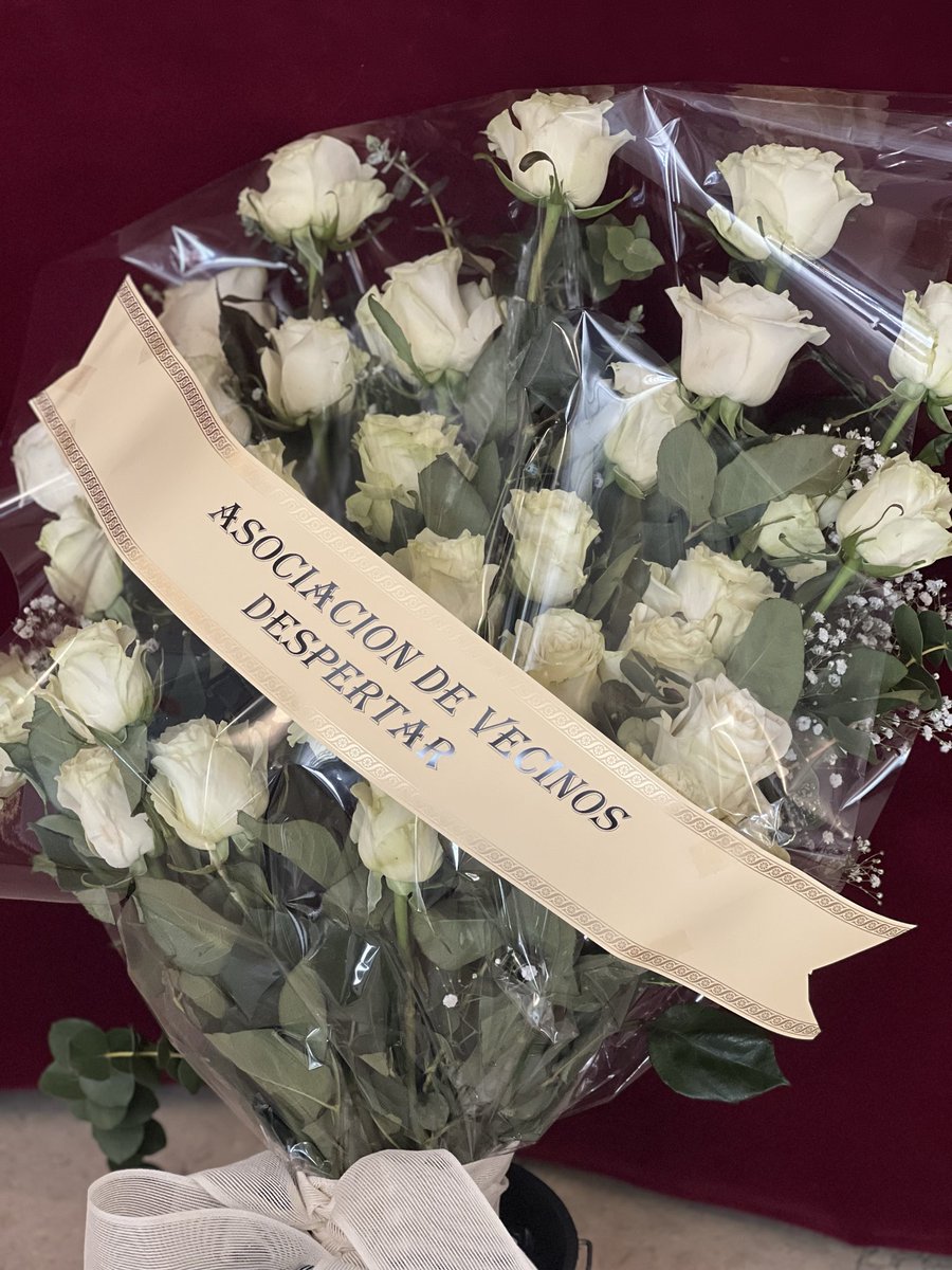 VEREDASdeAMOR's tweet photo. Nuestro agradecimiento a la @AvvDespertar y al @dto_norte por los centros de flores ofrecidos a la Virgen de las Veredas. #Veredas26 #VeredasDeAmor https://t.co/ZmiG4LPfQZ