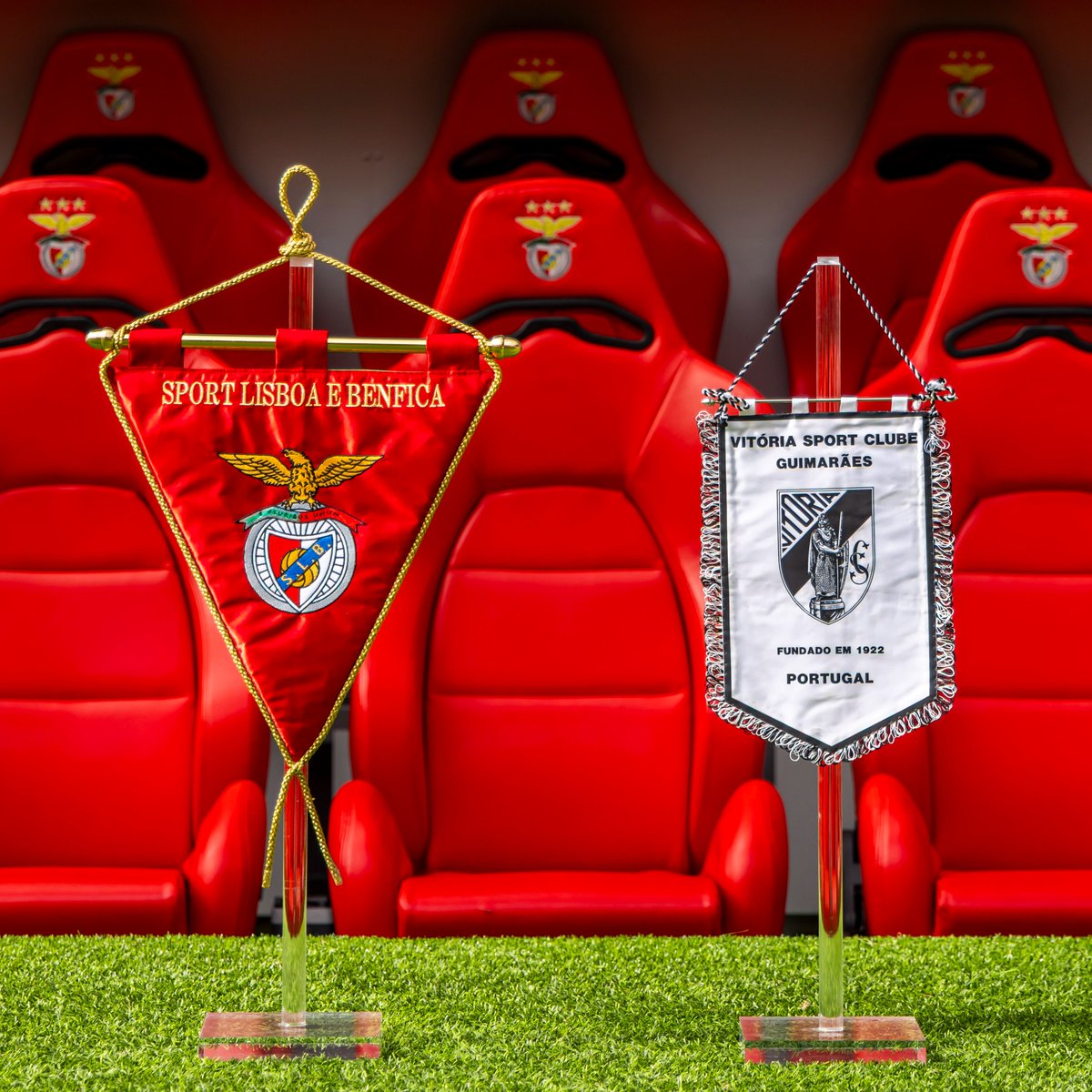 🚩 𝐇𝐢𝐬𝐭𝐨́𝐫𝐢𝐜𝐨 #𝐒𝐋𝐁𝐕𝐒𝐂

Hoje será o 162.º jogo entre o Benfica e o Vitória a contar para o Campeonato Nacional. A primeira vez de sempre aconteceu na época 1941/42, no Campo Grande, com Janos Biri como treinador. 🔴⚪️

#EPluribusUnum
