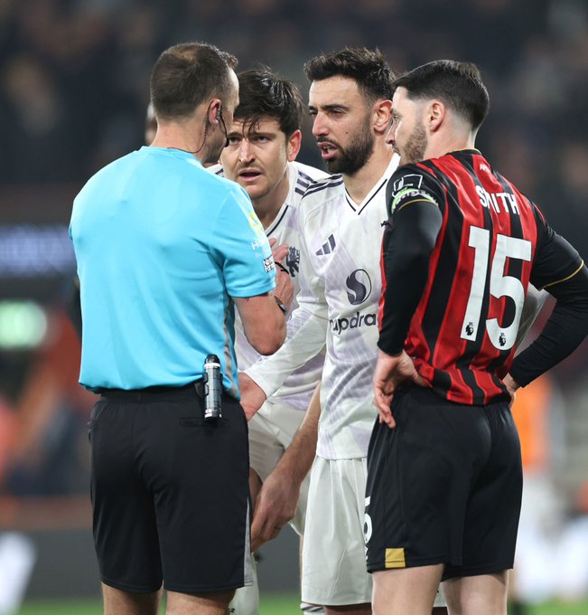 Unitedfans2023's tweet photo. What a useless referee 😠
#MUFC #PremierLeague #StuartAttWell https://t.co/oI92zSVfE3