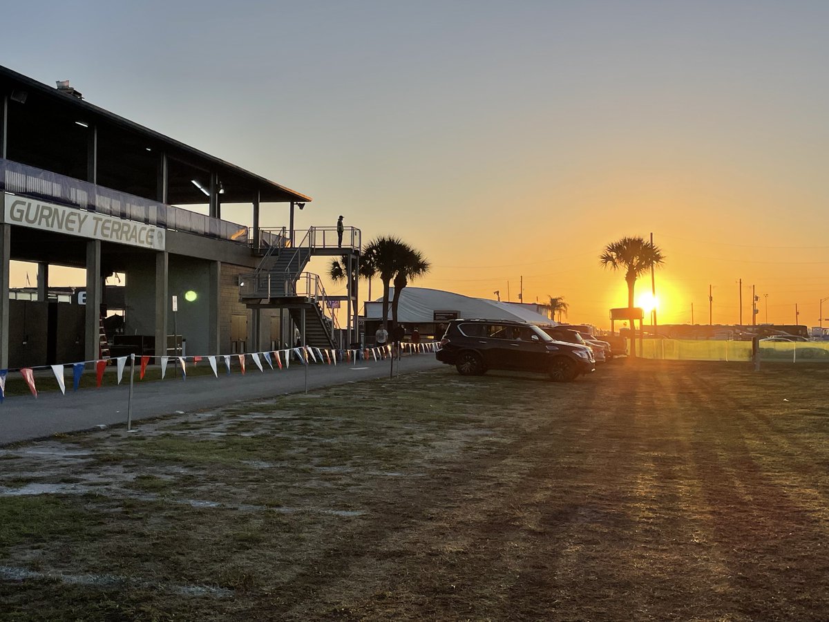 _HollyCain's tweet photo. Sunrise at @sebringraceway …
#12Hour @IMSA https://t.co/z2OtmAPDds