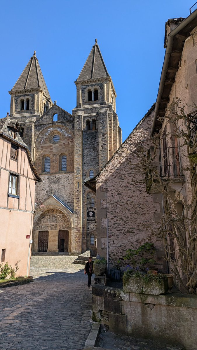 rom_gail's tweet photo. Visite dans l'un des plus beaux villages de France situé dans le département de l'Aveyron. Conques en Rouergue.
#Weekend #Conques #Aveyron #Patrimoine #Histoire  #PlusbeauxvillagesdeFrance https://t.co/VRGg5ydjbQ