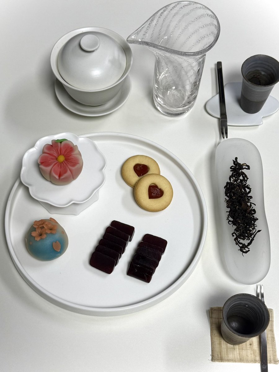 친구 초대해서 봄 찻자리🌸

순서대로 백호오룡, 봉황단총 밀란향, 복숭아 육계를 마셨다.ᐟ 친구에게 생소한 차 우려주는 게 너무 재밌음🫖