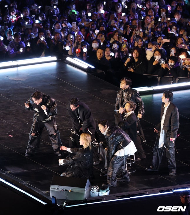 Kstyle_news's tweet photo. BTS、完全体ステージに感激！

メンバーも感激のコメント🎤
「ARMYの皆さんに、ついに会えた」
「僕たちも待ちわびていたステージ」

▼写真随時UP中
https://t.co/ymOGMsZuDB

#BTS #BTS_ARIRANG https://t.co/2JyctS0ut4