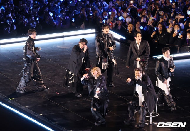 BTS、完全体ステージに感激！

メンバーも感激のコメント🎤
「ARMYの皆さんに、ついに会えた」
「僕たちも待ちわびていたステージ」

▼写真随時UP中
kstyle.com/article.ksn?ar…

#BTS #BTS_ARIRANG