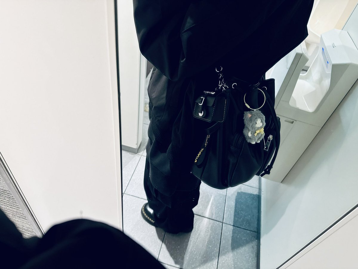 nyaosu_bass's tweet photo. 怖いだろ…？
これが40過ぎたおじさんのカバンだなんだぜ…。 https://t.co/GTMBiDi4cl
