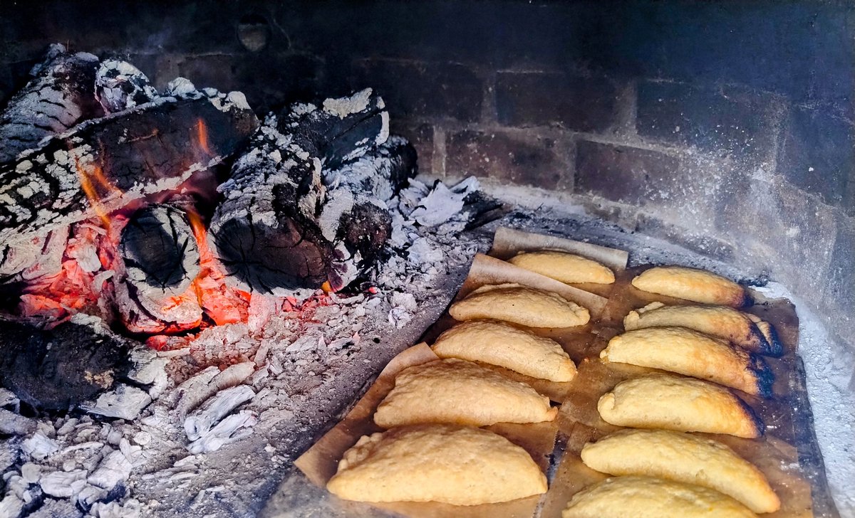 BlanchCarlos's tweet photo. Com els #pastissets i el #panoli, el millor llegat es pasta a mà i es cou #AFocLent. No és només tradició, és l'ofici d'estimar el que fem i compartir-ho a taula. Som-hi! https://t.co/SeNHBjjtZr