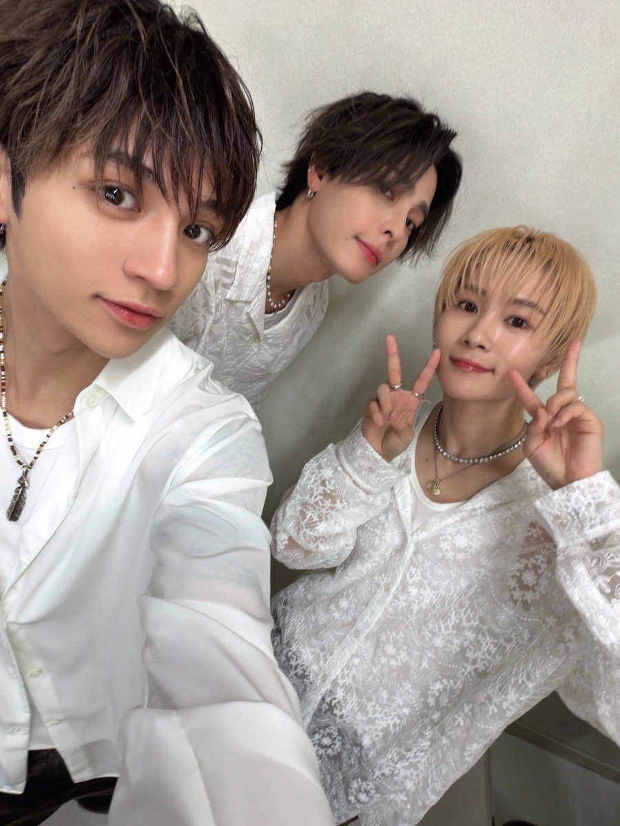 WOLFHOWLHARMONY's tweet photo. こんばんは✌🏻
この前はSUZUKIくんがいなかったけど、
この写真はRYOJIくんがいない笑
なかなか揃わない笑

GHEE

#WOLFHOWLHARMONY 
#WHH #SUZUKI #HIROTO #GHEE https://t.co/uUi85ymVT9