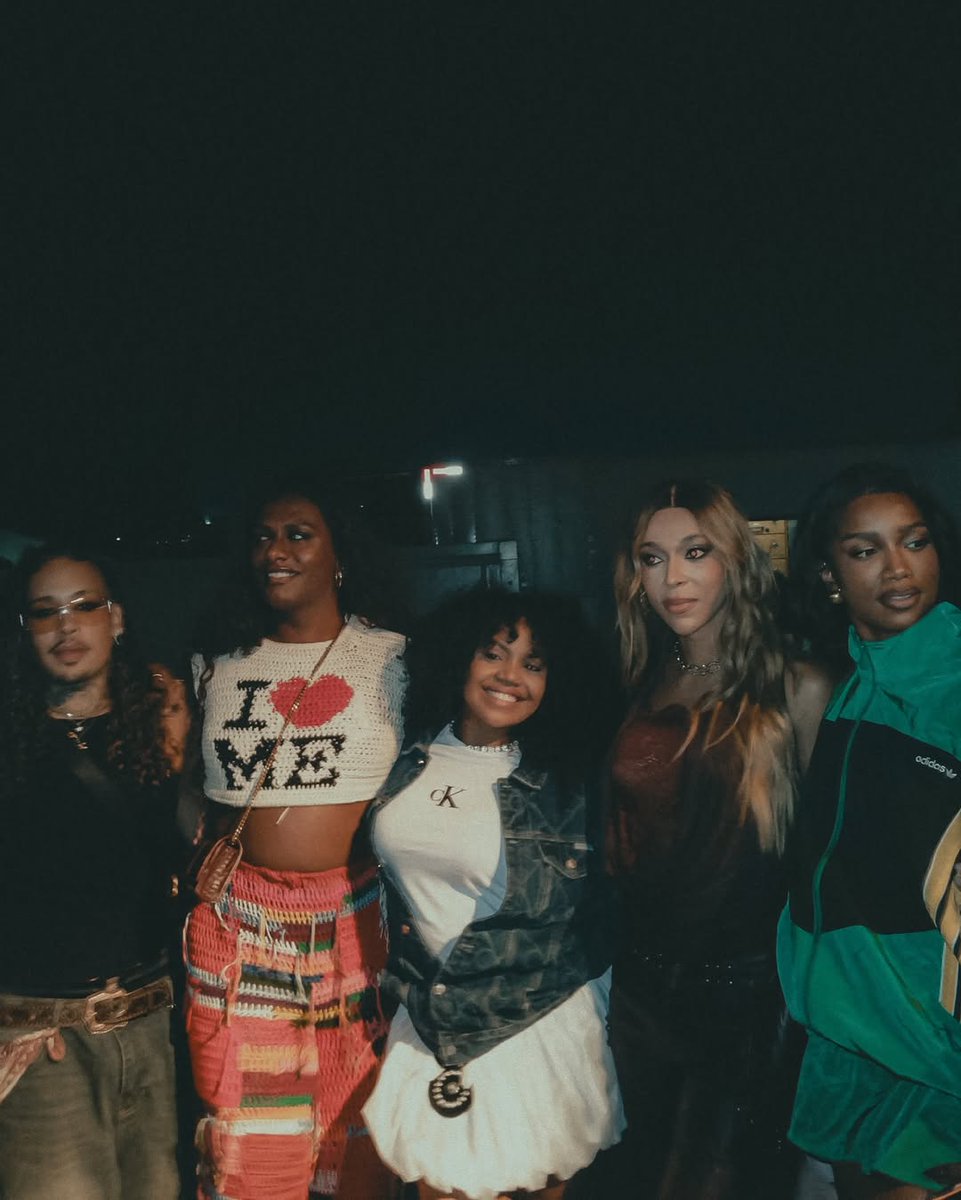 izaaccessbr's tweet photo. IZA, Erika Hilton, Duquesa, Liniker e Gloria Groove nos bastidores do Lollapalooza Brasil 2026. ❤️‍🔥 https://t.co/B1X24slWX2