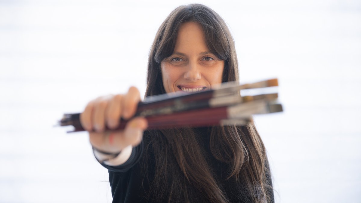 RTVECatalunya's tweet image. ⚡ @annaclerp entrevista l'artista Bea Sarrias

🗣 Es defineix com una addicta al treball, perquè la seva feina és el seu hobby. "El meu problema és que sempre tinc un boom d'idees i em falten mans".

👀 #Noms propis demà 15h a #La2Cat i a RTVE Play
🔗 rtve.es/n/16989408