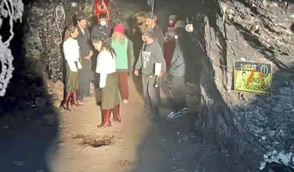 E tonla bülten paylaştırmışlardı röportajlarla, sahnede dublör mü kullanmışlar? Hayır bu arada kesinlikle olabilir, KDramalardan alışkınım ben sette her sahnede dublör görmeye. Ama ne bileyim öyle bi anlatılmıştı ki harbiden dünyanın en zor sahnesi gibi vibe almıştım ben. Mağara