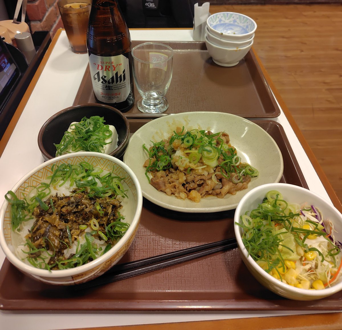 KAZ__46's tweet photo. 今晩わ🌛お疲れ様です☺
世間は3連休ですが私は休勤休です🥹
昨日はノンビリしまして明日は野球⚾見に行きます😁あっ甲子園じゃないですよ！プロのオープン戦です☺
今年初の観戦楽しみ😆
もちろん昼飲みもします🍺w
 #晩飯
 #晩酌
 #すき家
 #Twitter晩酌部
 #X晩酌部 https://t.co/7dQLoeBYBO