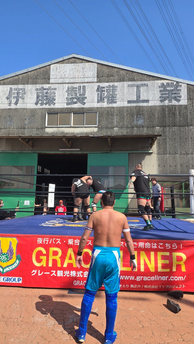 110seikan's tweet photo. グレースプロジェクト様向けニューリングリテストマッチの様子③

メインは平田、HIROYA対入江、キャプテン
試合前からリング破壊コンビに拉致られリング上でめちゃくちゃにされてワタシの身体は破壊されましたが、激しい闘いにもリングは耐えきりました！！

耐久性テスト、完全勝利となりました！ https://t.co/5A5BGtTQX8