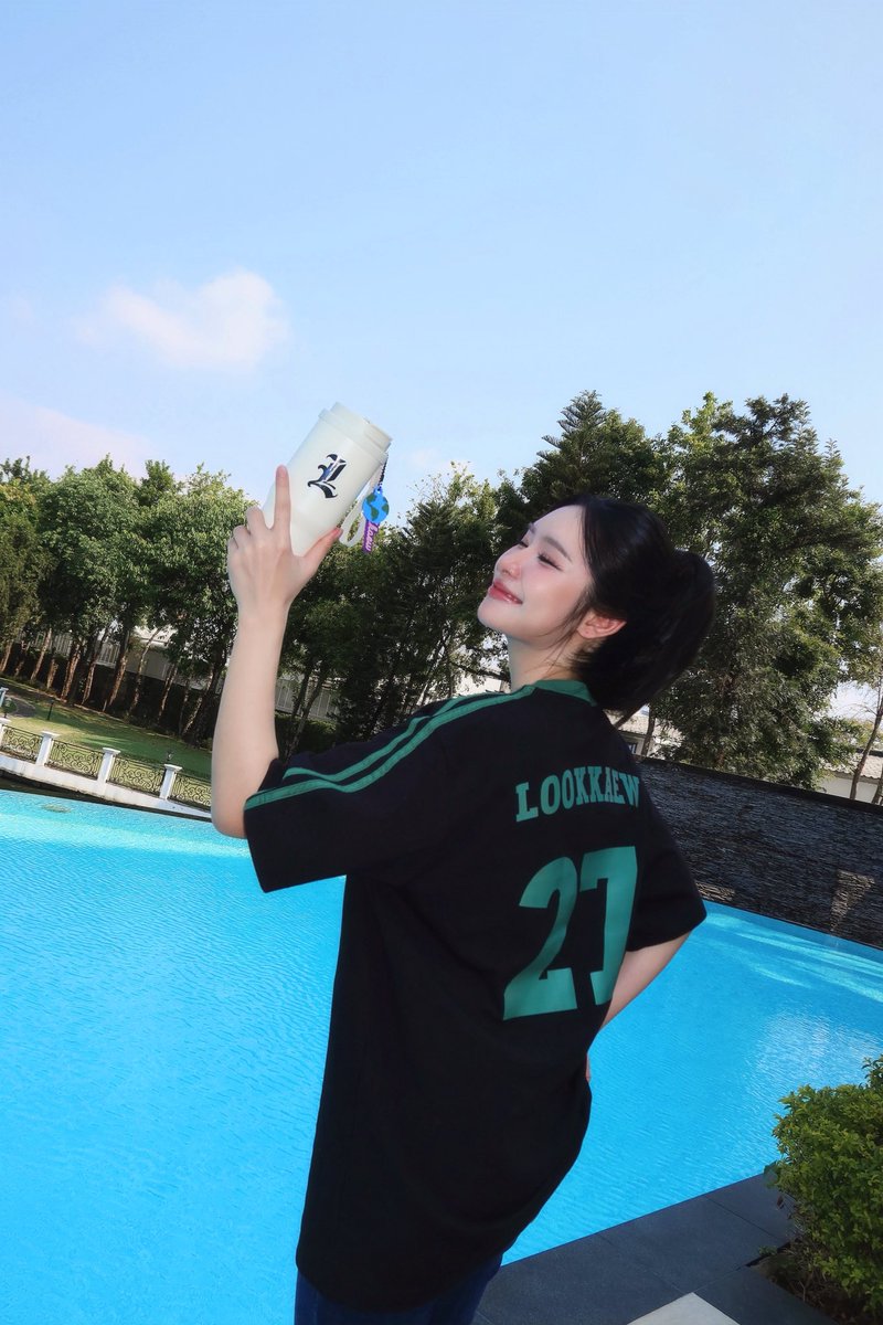 Lookkaeww_k's tweet photo. ALWAYS LOOKKAEW, ALWAYS LOOKLOK 🔮🌍

不管距离多远，我们的心始终在一起。
喜欢不是一瞬间的热情，而是长久的陪伴。

SUMMER CRUSH LK 21
#lookkaewkamollak
#AlwaysLookkaewAlwaysLooklok
#LookkaewBirthday
#AlwaysWithLookkaew https://t.co/hbdhhgOxJi