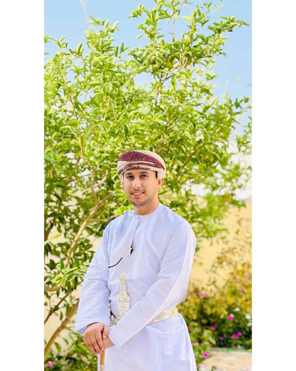 _al7a2ani's tweet photo. "وأقْبَلَ العيدُ بالأفرَاحِ مُنتَشيًا
يا فَرحَةَ العِيدِ زُوري كُلَّ أحبَابِي

وبَلّغِيهُم تَهَانِي القَلبِ عَاطِرَةً
هُنِيتُمُ العِيدَ في أنسٍ وأطيَابِ"

#عيد_الفطر_١٤٤٧ه 
#لقطة_عمانية_في_العيد 
#عيدكم_مُبارك https://t.co/us9z4QMRC8