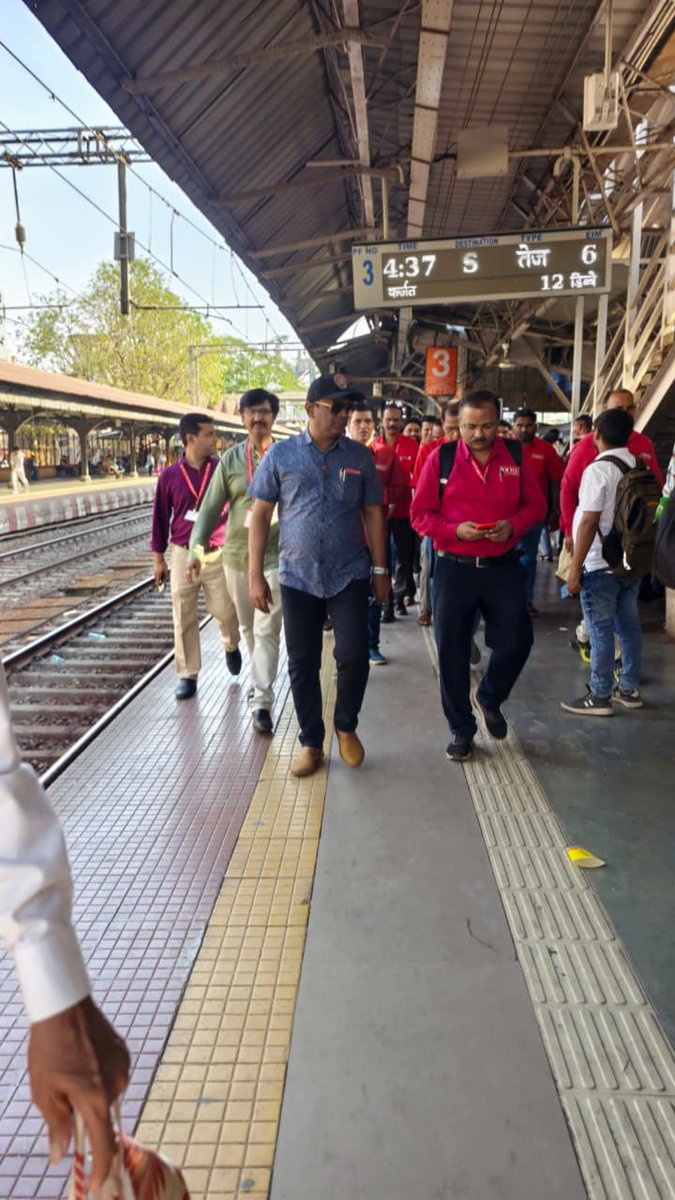 venupnair_nrmu's tweet photo. Today’s (21.03.2026) few captured glimpses from Mumbai. ….🙏🏻🚩🚩🚩🚩🚩 https://t.co/87Si063lqc