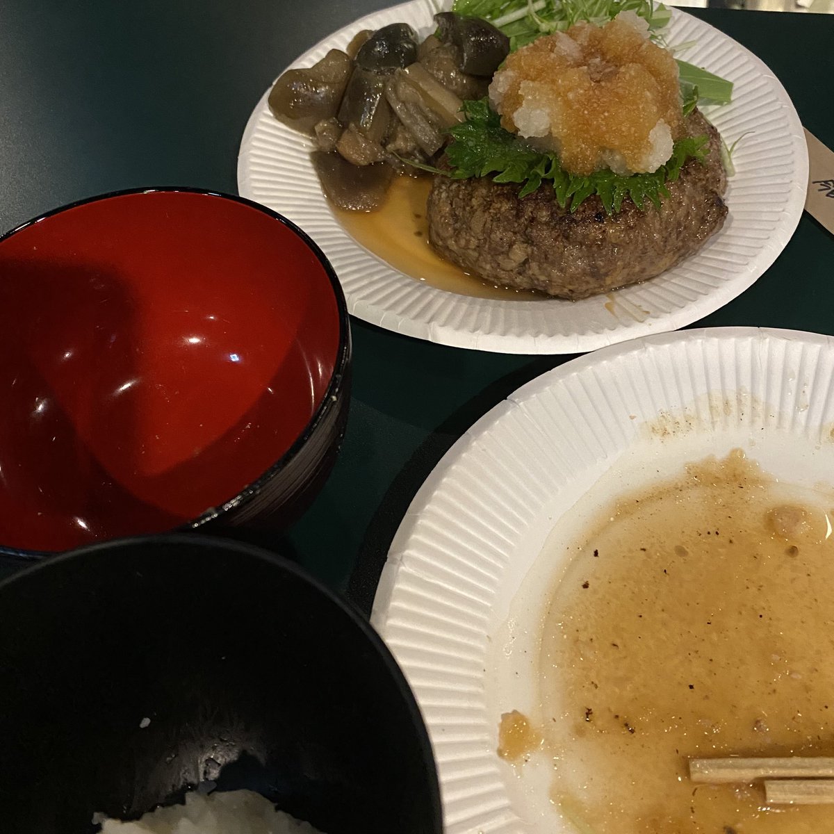 keimor3's tweet photo. #蛭間ご飯
ハンバーグは肉肉しい
ポン酢ダレが美味いんだよなぁ
味噌汁もちょうどいいぞ！
ハンバーグはお代わりした！ https://t.co/mnPL5bQNRy