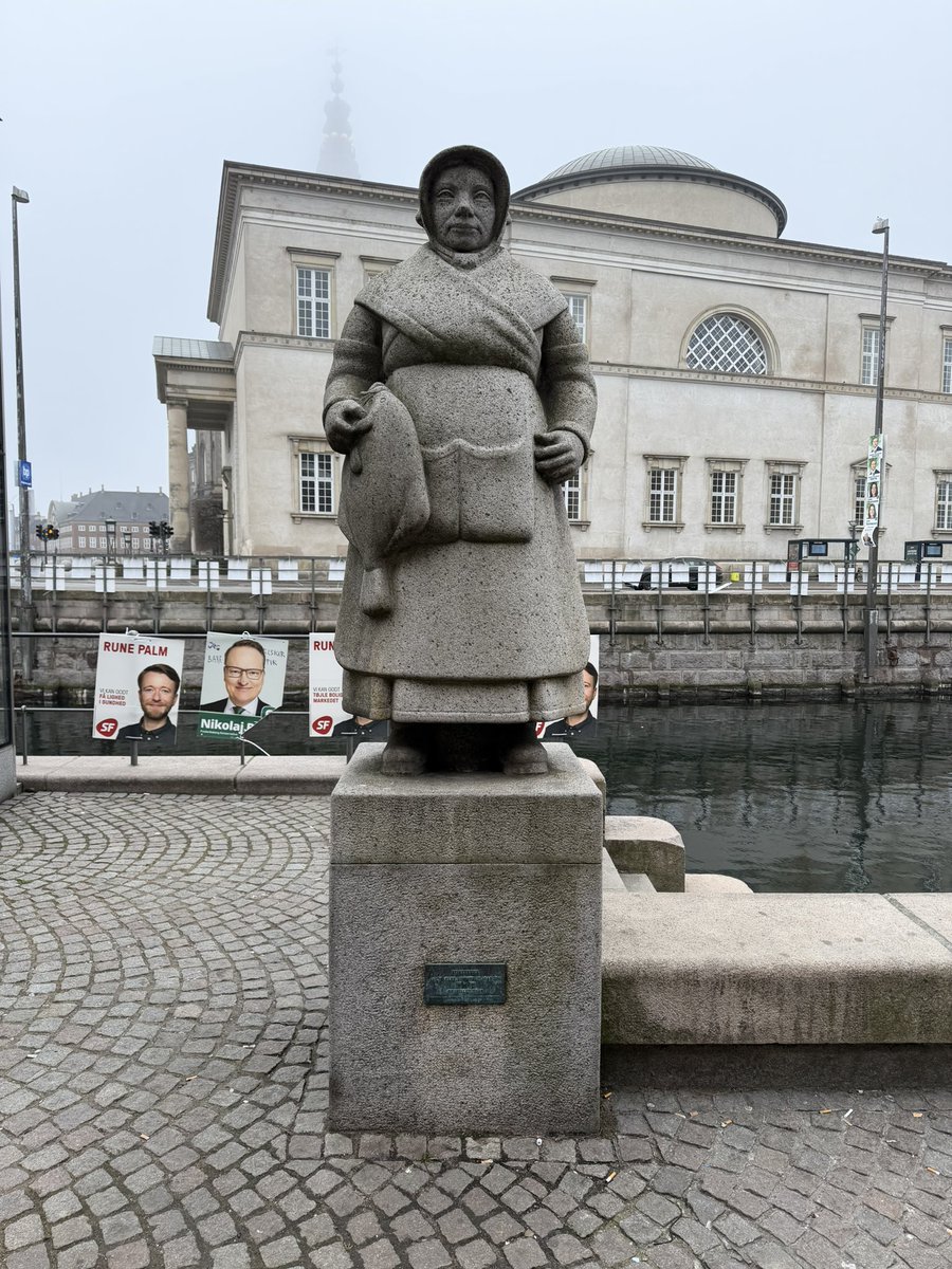 Can Cut Worm Red tweet media