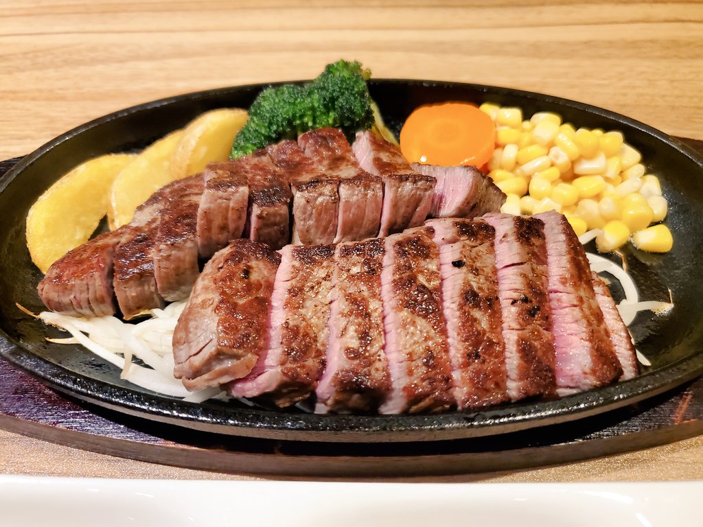 Suitoukenne111's tweet image. 今日いただいたのは、天草黒牛特選ランプステーキセット🐮✨
赤身肉で、脂肪分が少なく柔らかいステーキ😆💕
スイーツも充実していて、プリン🍮いただきました✨
最高においしい😋💕
#HAMBURG
#STEAK
#AMACRO