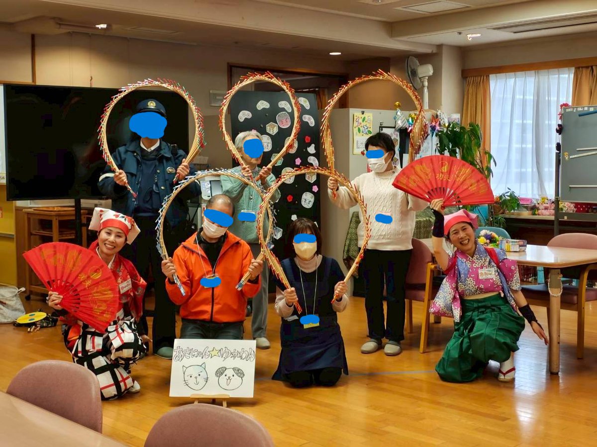 tamasudare0739's tweet photo. こないだから、いろんなところで玉すだれを観ていただいてたんですが、合間に、某施設でも玉すだれ💕オリンピックが熱い時期にみんなで五輪のマーク。そして、笑いの絶えないイベントの様子もちょっとだけご紹介❣️
#南京玉すだれ
#きれいやな
#みたてや
#japanesetraditional
#Japaneseperformance https://t.co/OZyFPrb4OQ