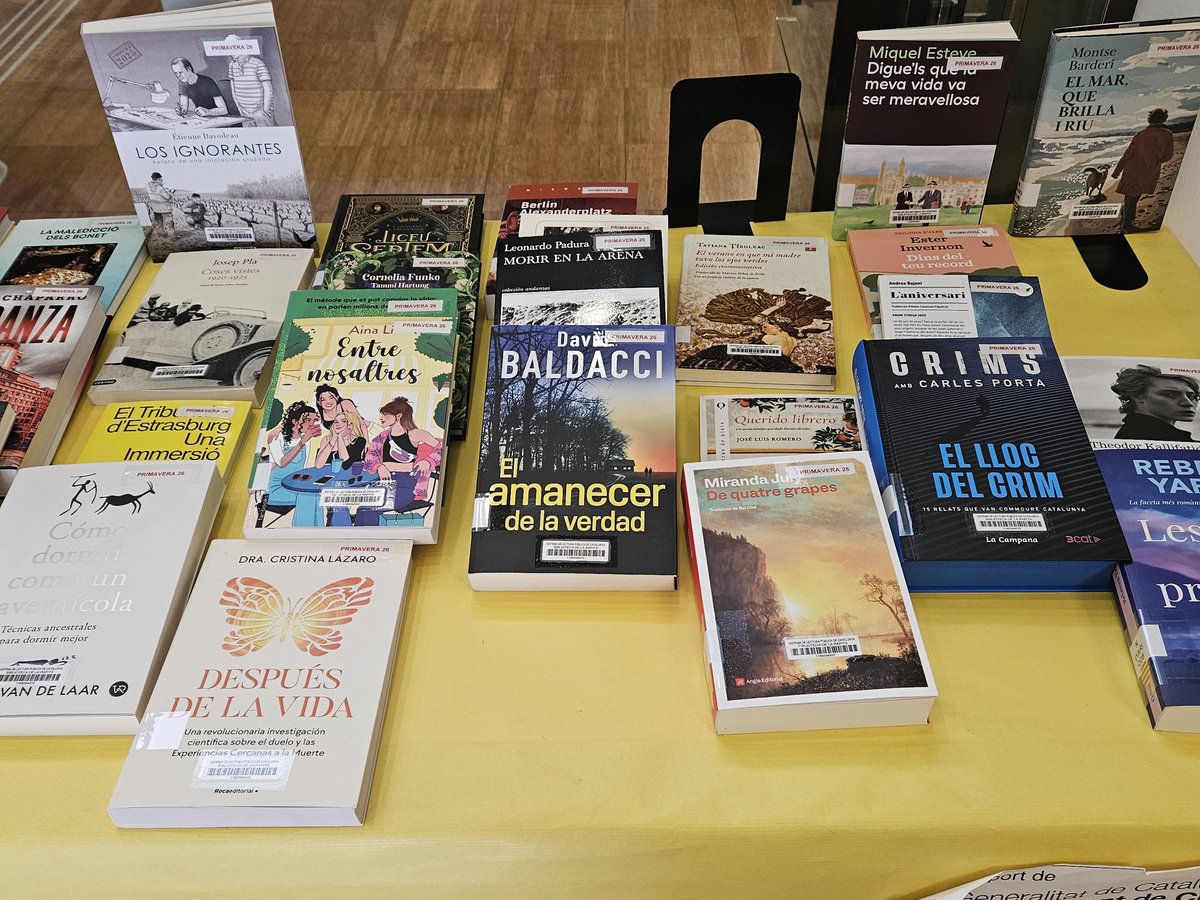 Pau_Lleixa's tweet photo. La @BiblioRapita ja té a punt les novetats de primavera, així que avui la visita era més que obligada.
#llepolies #MagradaLlegir https://t.co/vho3EpKuZL