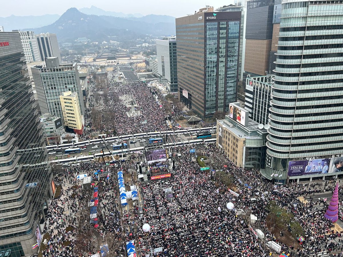 [팩트체크] 정부에서 요란떨면서 대터러경보에 
주변일대 전부 마비시켜가며 26만명이 모인다던 bts공연은 4만2000명이 모였답니다.

첫번째 사진은 오늘 광화문 BTS 공연에
모인 인파 사진입니다.(42000명 발표)

두번째 세번째 사진은 25년 3.1 탄핵반대 집회
경찰추산 6만 5000명이라고 나온