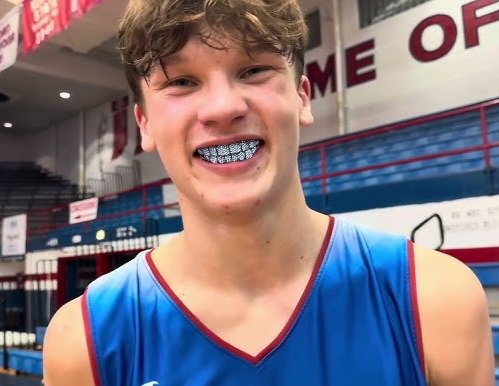 GmingClipz's tweet photo. We still got your back, you cold ass mother fucker. See one and then they'll fall like an old woman in a life alert commercial. She can't get up, but YOU CAN. Press the fuckin button, Sheryl. Your closest relative is 5 states away. #basketball https://t.co/1fzMRRL9ga