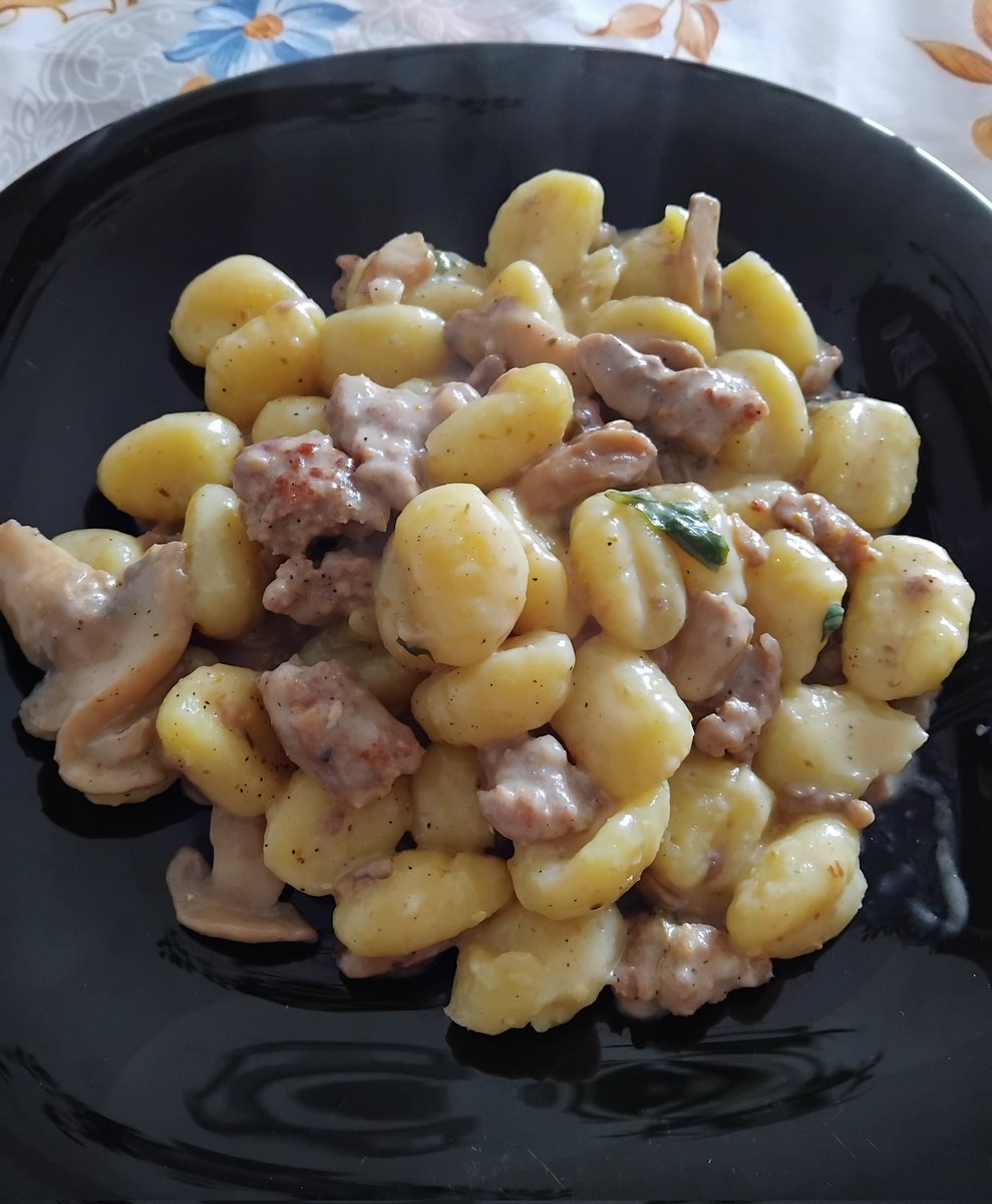 Gnocchi di patate con funghi salsiccia  taleggio e... 
Buon appetito! 🍷