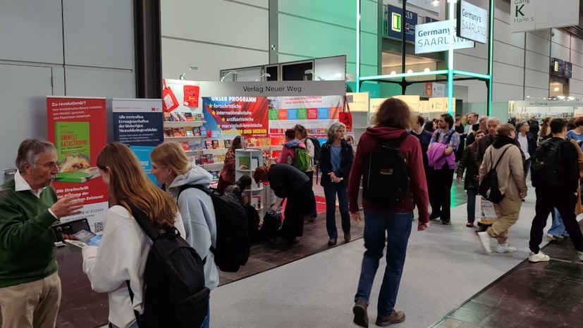rotefahnenews's tweet photo. Leipziger #Buchmesse: Haus der Demokratie cancelt "Leipzig liest"-Veranstaltung des Verlag Neuer Weg

Greift Weimers Zensur-Denkweise schon um sich? Heute Open Air Protest - Lesung

https://t.co/Eai9UjizYw https://t.co/tYIC8betk5