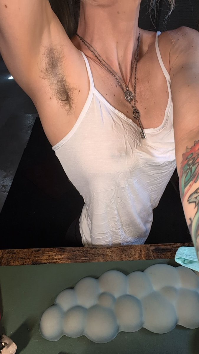 CarmillaVess's tweet image. Women with body hair...yay or nay from you? 

#gymtime #gymgirls #fitwomen #fitwoman #muscularwomen #bodyhair #fitness #selfie #smile #armpit