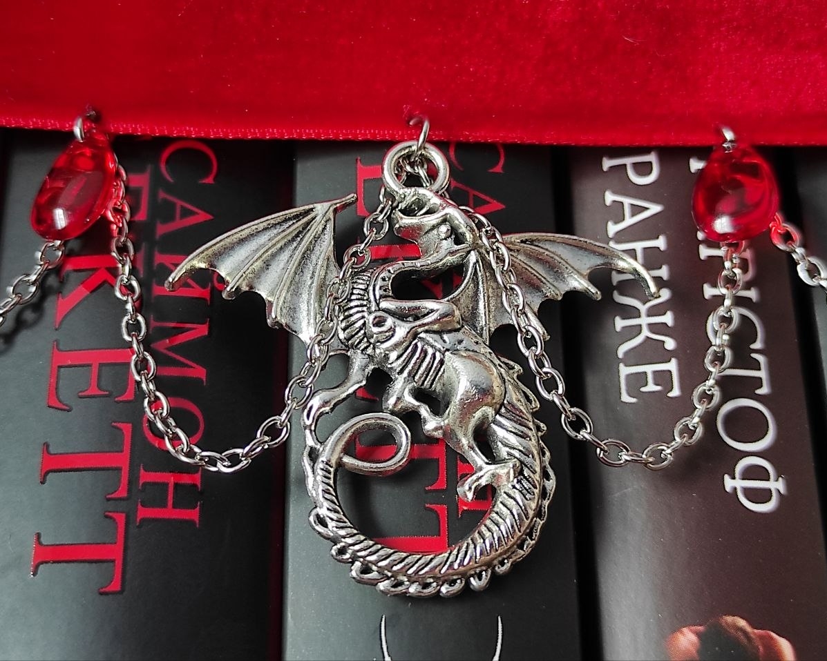 Ви тільки погляньте, яку драконячу красу отримав від пані <a href="/Dita_Renard/">Dita</a>! 
Не можу нею намилуватись 😍