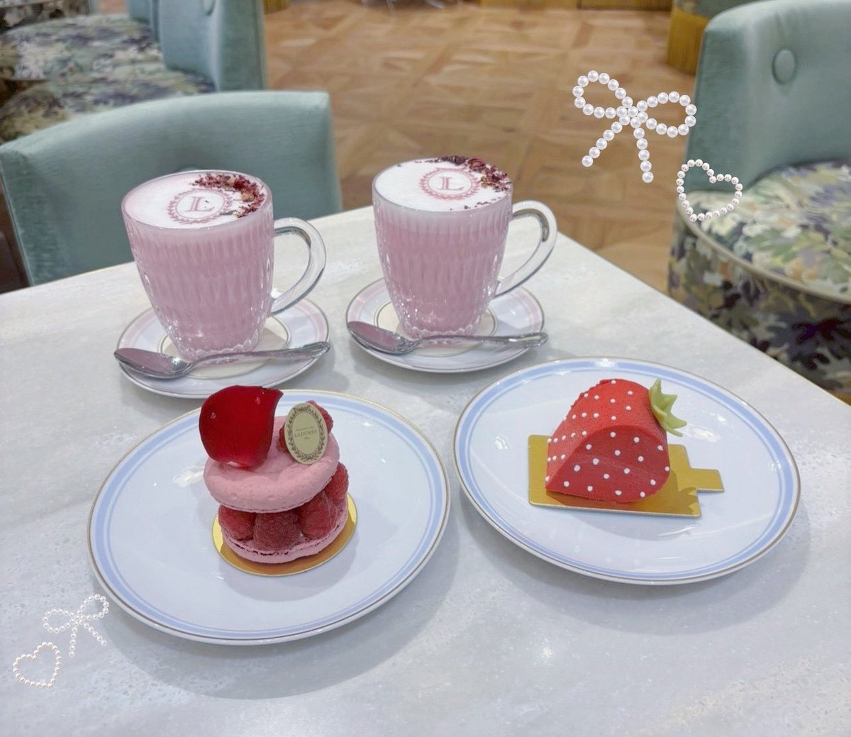 rimu_ulo's tweet photo. とってもとっても可愛いLADUREEのケーキたち(⌯˃̶᷄ ⁻̫ ˂̶᷄⌯)♡
いちごもマカロンも美味しかった🍓🍰 https://t.co/EUrxWYzZYc