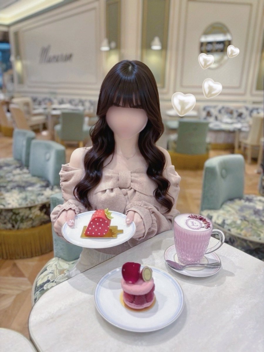 rimu_ulo's tweet photo. とってもとっても可愛いLADUREEのケーキたち(⌯˃̶᷄ ⁻̫ ˂̶᷄⌯)♡
いちごもマカロンも美味しかった🍓🍰 https://t.co/EUrxWYzZYc