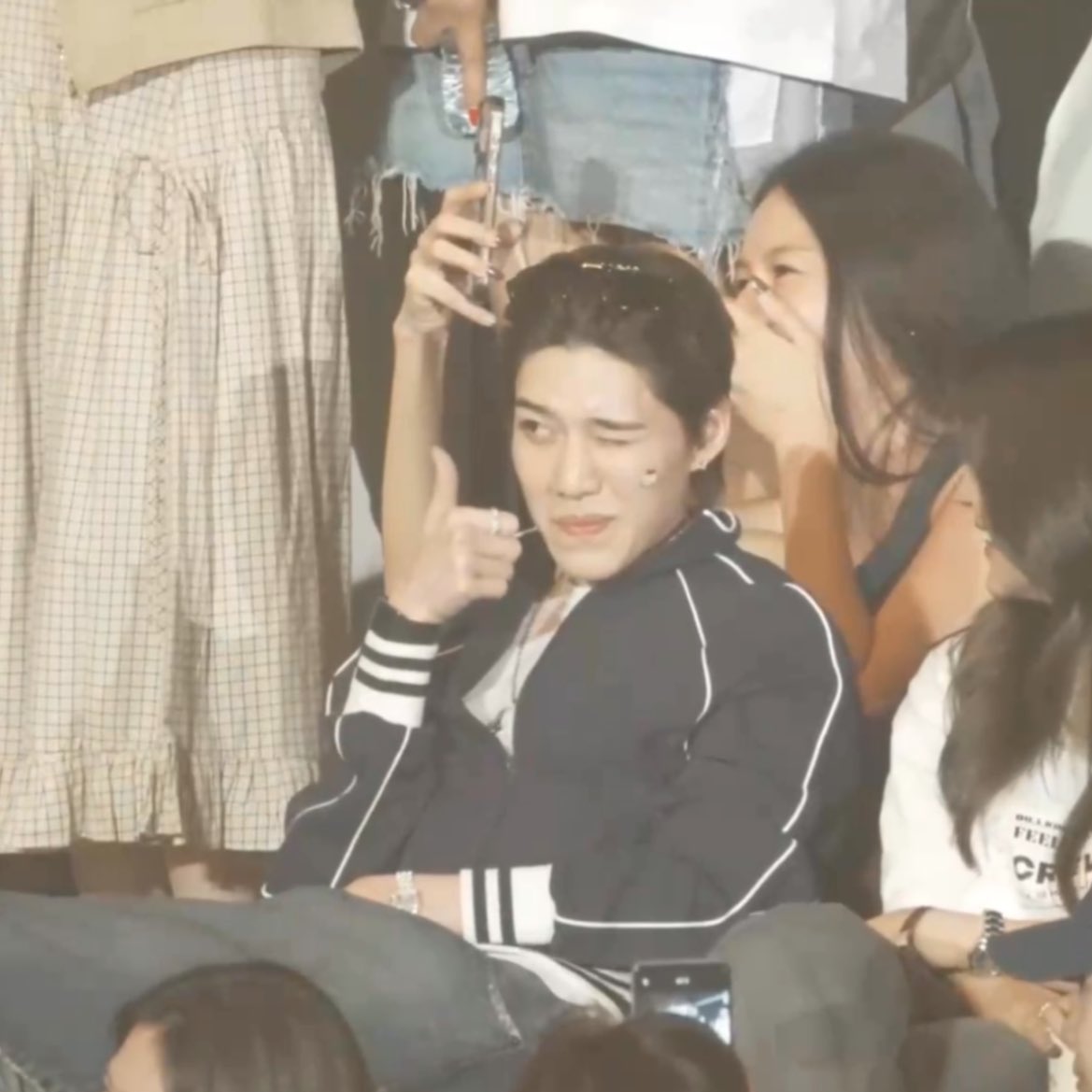 ทำทรงบอกต้องถามพีพีว่าชอบทรงผมไหม แหม บนจอวันคอนเค้าบอกว่าเยี่ยมแล้วไงอ้วน อย่ายิ้ม