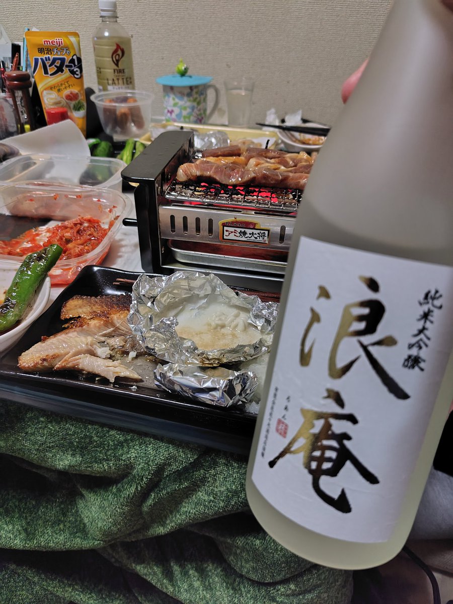 yano_sun's tweet photo. 家飲み最高よね〜(いろんなもん置いてある笑)
ろあん美味しい🍶 https://t.co/LkYP5T5dQk