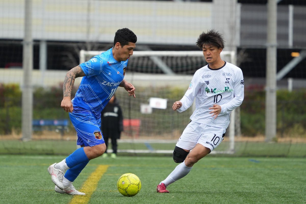 saladebailefc's tweet photo. @fchannelnet #FCC2026
準決勝
vs ELAGUA TOKYO
1-1（PK 1-0）

幾度も立ちはだかってきた絶対王者エルアグア。

後半残りわずか―
#14 滝大樹が値千金の同点ゴール。

#99 根岸優希が完璧なストップから、
#5 中村哉太が冷静に仕留める。

決勝進出。

#SaladebaileFC｜#サラデバイレ｜#ソサイチ関東リーグ｜#国分寺 https://t.co/F7Twy68MQW