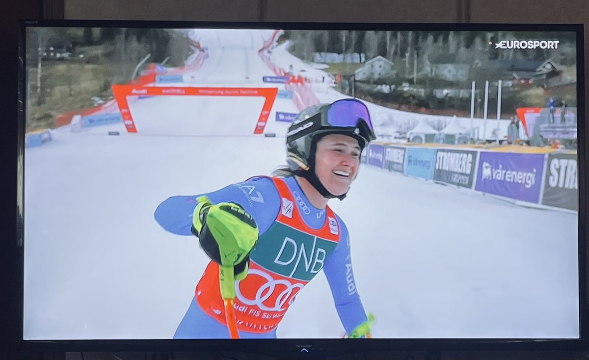 Nerys__'s tweet photo. 🇮🇹Laura #Pirovano ha vinto la Coppa del Mondo di discesa libera!
Al momento oltretutto è in testa alla prova con 15 centesimi di margine su Breezy Johnson, quando avrebbe potuto semplicemente gestire.
#SciAlpino #AlpineSking #SkiWorldCup #Lillehammer https://t.co/mGTU5J8FxH