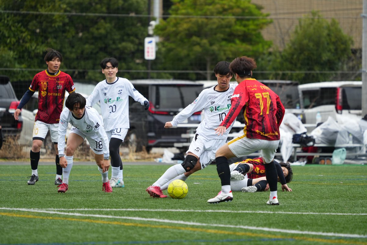 saladebailefc's tweet photo. #FCC2026
準々決勝
vs MIGHTY FC（福岡代表）
0-0（PK 2-1）

互いに一歩も譲らぬ激闘は0-0のままPK戦へ。

両者1人目が成功し、迎えた2人目 No.10・奈良圭悟。

強心臓の一撃が静寂を切り裂き、ゴールネットを揺らす。

準決勝進出。

#SaladebaileFC #サラデバイレ #ソサイチ関東リーグ #国分寺 https://t.co/hfQuHdQTUx