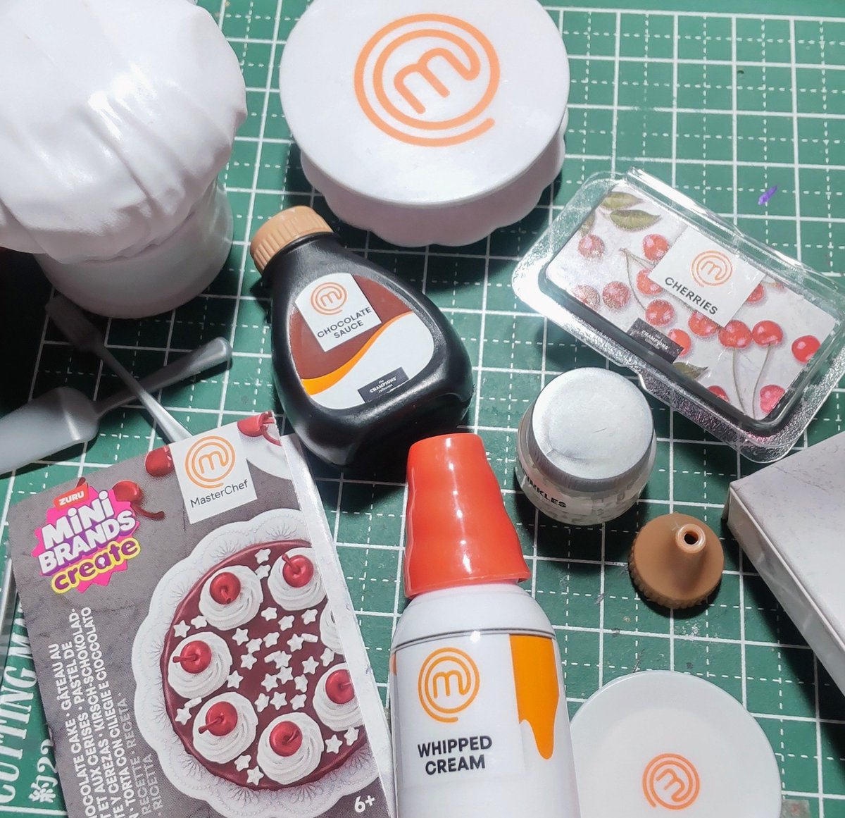 ムツイロ tweet media