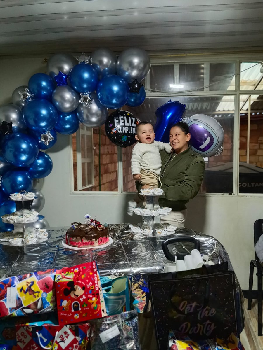 _naneeaa's tweet photo. Feliz cumpleaños a la mujer más maravillosa de la vida, que Dios siempre nos premie con tu vida ❤️ Eithan es el niño más feliz con unas manos amorosas y cuidadosas como las tuyas 🙏🏻✨ gracias por cuidarnos siempre. https://t.co/Is4NdQ0wbY