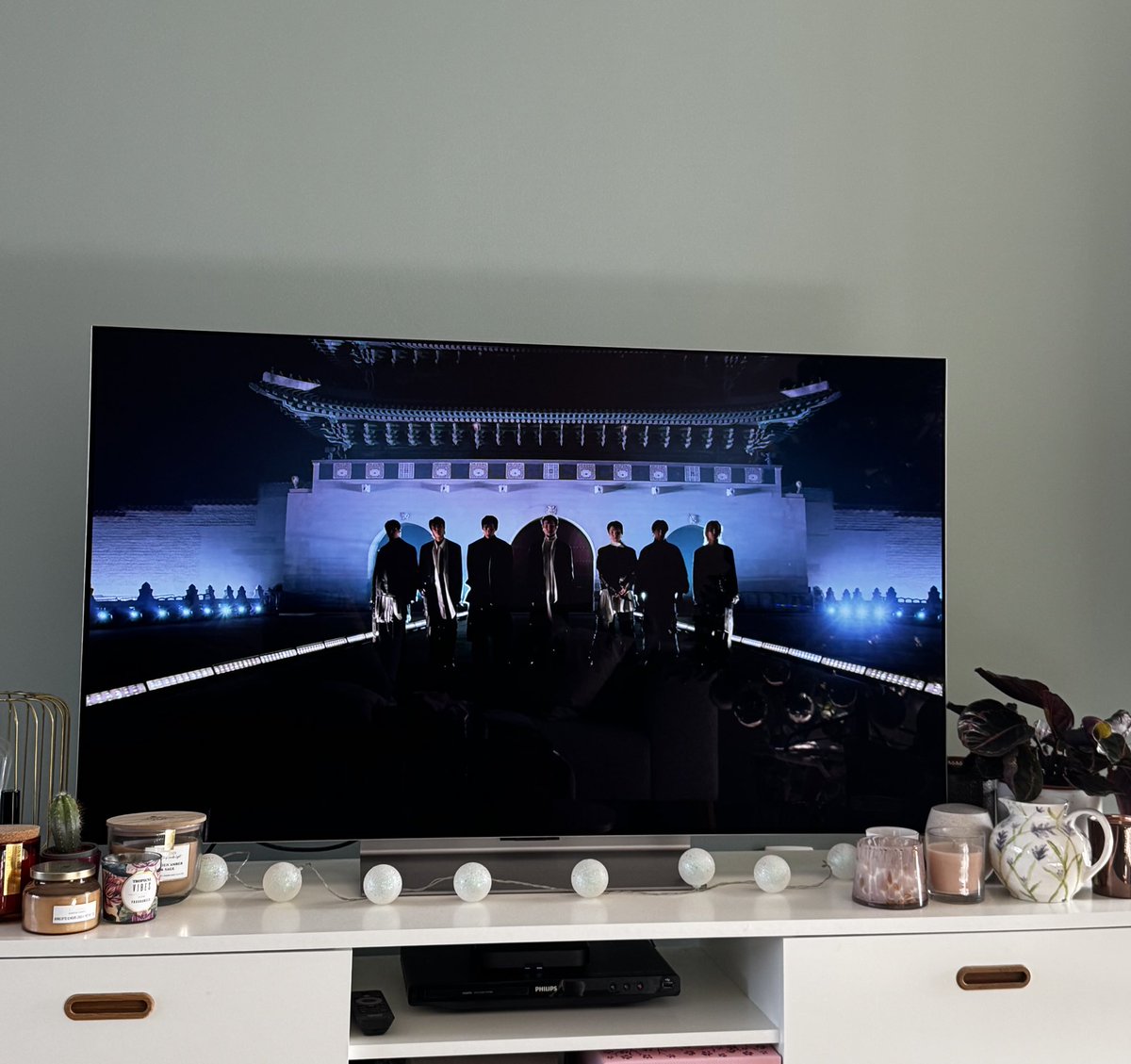 BARRICADE SEATS FOR EVERYONE 
#BTSLiveonNetflix