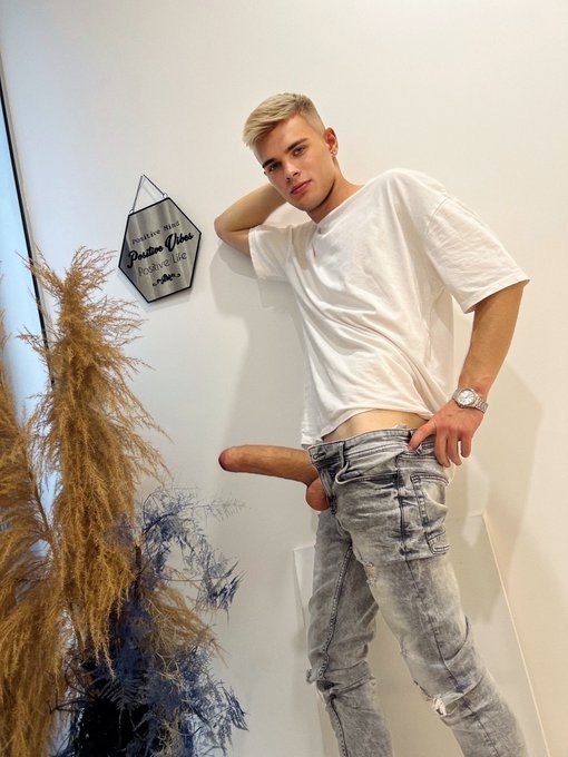 Robert M tweet media