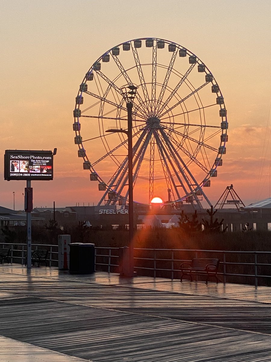 jonnySaddler's tweet photo. Sunrise in Atlantic City New Jersey https://t.co/NMywG6Osey