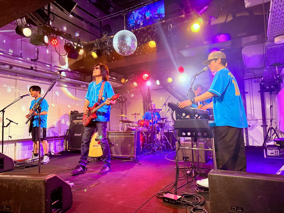 FluoriteStaff's tweet photo. 「Singin'man's The Bandwagon ☆hillsパン工場23rd ANNIVERSARY スペシャル」終了！

久しぶりの披露となった曲や、GARNET CROWの名曲、そしてサポートメンバーの大楠さん・鶴屋さんも大尊敬されているあのバンドの名曲等をお届けしました。

観に来られなかった方は、ぜひアーカイブ視聴でお楽しみください📺
https://t.co/Vivqosgluh

そしてあらためまして🎉
hillsパン工場23周年、おめでとうございます‼︎

#大田紳一郎