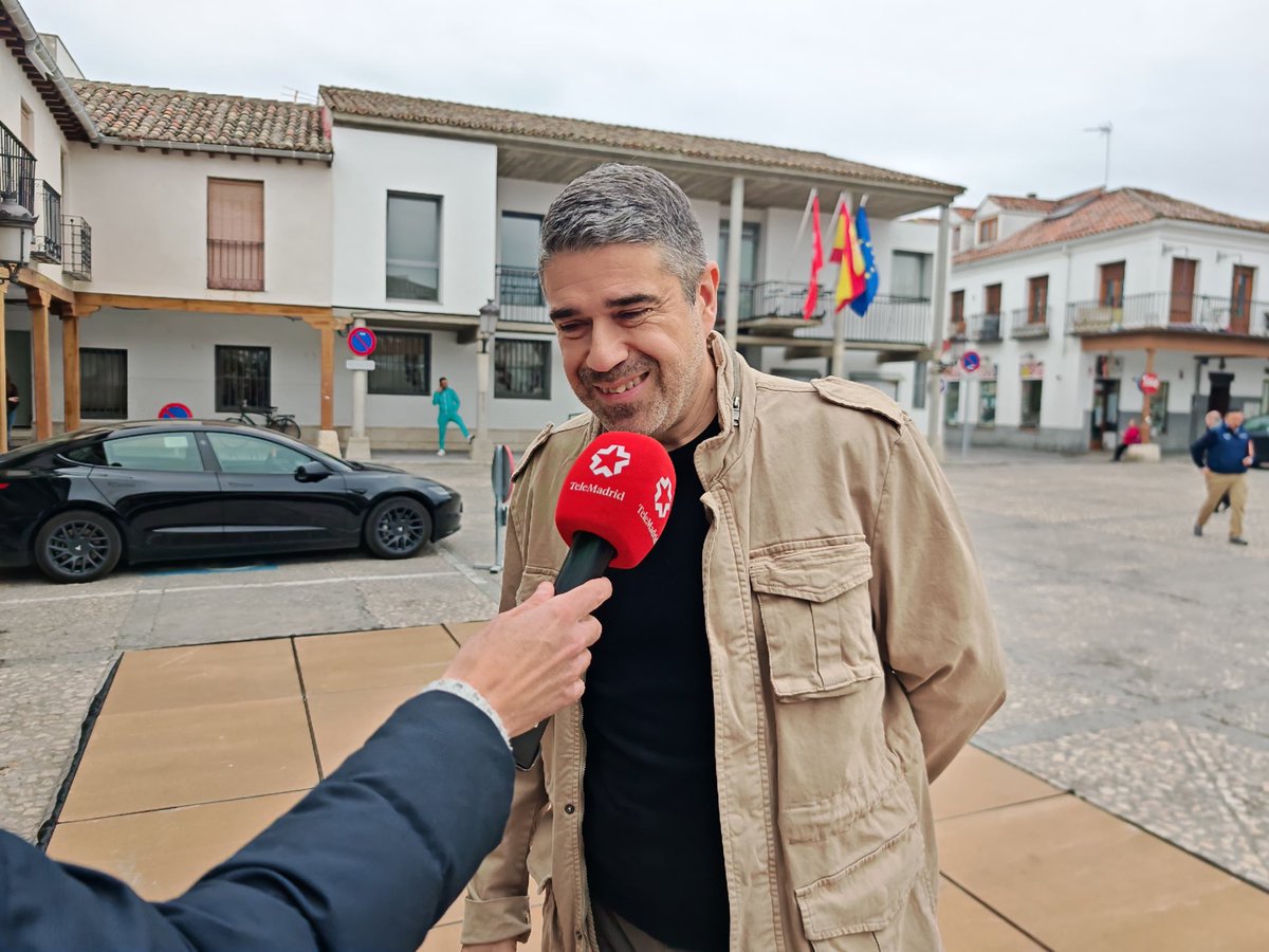 David_Conde_R's tweet photo. Con @telemadrid @InformativosTM explicando el significado de nuestra bandera, ya oficial! https://t.co/dNUekJUkoV