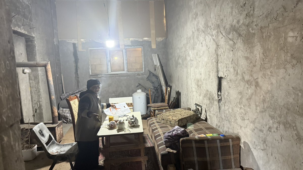 HalduNovruzzade's tweet photo. 7’ci Yardım verildi amma istisna oldu, belə yaşayışa biganə qalmaq olmaz.

Pəri (əsl adı sənəm) gündüzləri bu yeni tikilinin otağında qalır, gecələri soyuq olur deyə yaxınlıqda yataqxanada bir qoca kişi və arvadın yanında yatandan yatana 2-3 manat qarşılığında qalır (indi artıq onu da verə bilmir deyə almırlar). Özünun 65 yaşı yoxdu deyə hələ təqaüd almır. Yoldaşı 15 il əvvəl rəhmətə gedib, uşaqları olmayıb. Yeni tikilinin arada təmizliyinə baxır deyə 150 manat verirlər. 150 manatla da gedib bir az göyərti alır arabada satır. Bacısı və qardaşı var amma demək olar ki baxmırlar. Bir sözlə kimsəsiz bir nənədi. Bizim Yardım “uşaqlı ailələrə” olduğu üçün 400 azn yardım elədim çox edə bilmədim. 
Hamınıza təşəkkür etdi.

+994 51 466 31 75