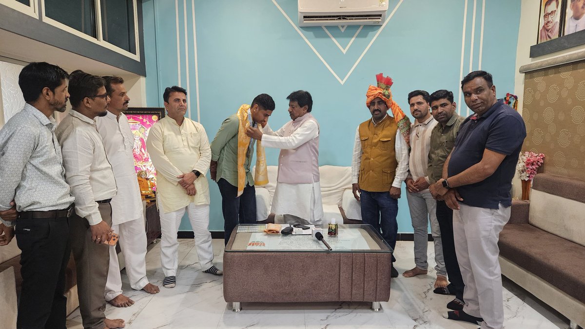 हार्दिक बधाई अमन !!! 

आज विधायक कार्यालय पर विधानसभा क्षेत्र के ग्राम गऊखेड़ी के श्री कृपाल सिंह जी ठाकुर के पुत्र श्री अमन जी ठाकुर ने कैनोइंग और कयाकिंग वॉटरस्पोर्ट्स में उत्कृष्ट प्रदर्शन करते हुए जिले और ग्राम गऊखेड़ी का नाम रोशन किया, अमन का स्वागत कर शुभकामनाएं दी। 

हर